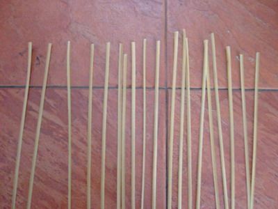 Put down 30 pieces of bamboo strips. Leave in the same direction 