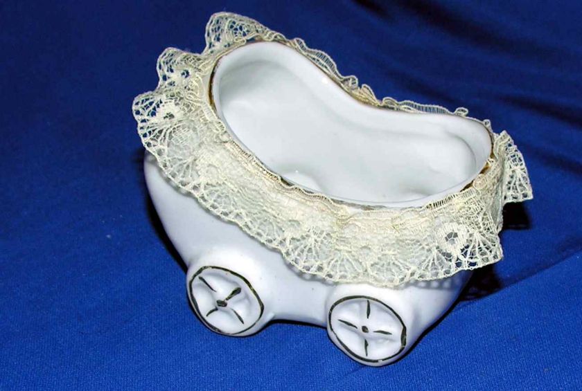 SML VTG CERAMIC W LACE BABY CARRIAGE 4 DOLLS OR SHOWER  