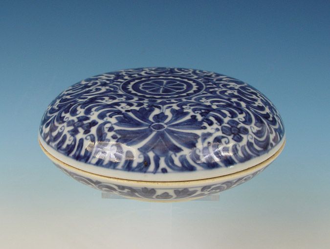 Superb Large Chinese Porcelain Cov. Box 18th C. Kangxi  