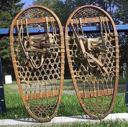 VINTAGE ANTIQUE BEAR PAW 1945 Snowshoes 28x13 LUND  