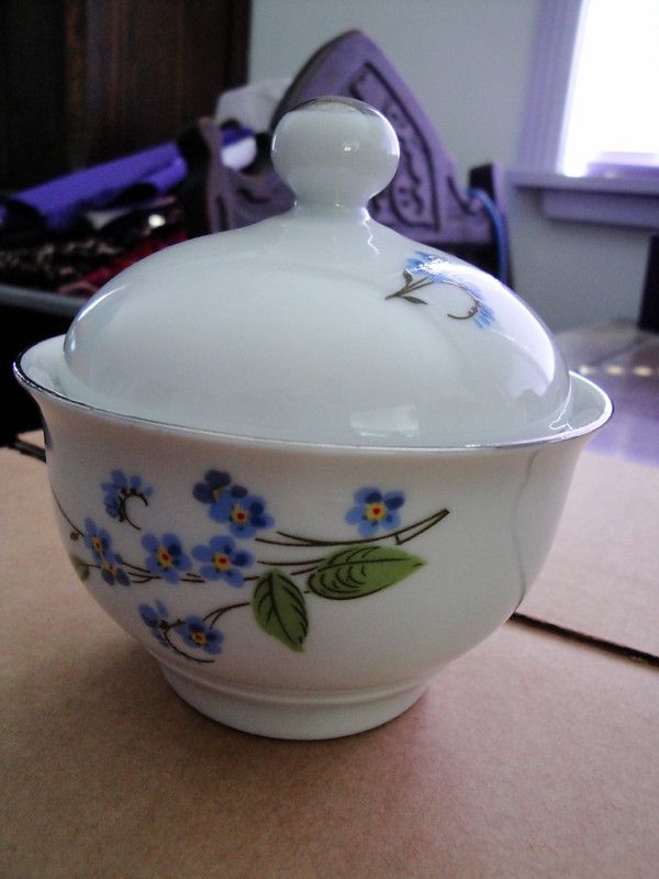 MENAU von HENNEBERG PORZELLAN LIDDED SUGAR BOWL GDR  